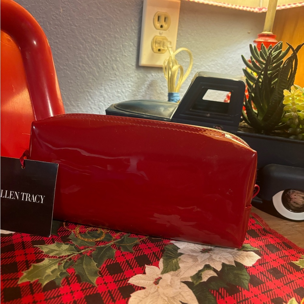 Ellen Tracy Make Up Holder